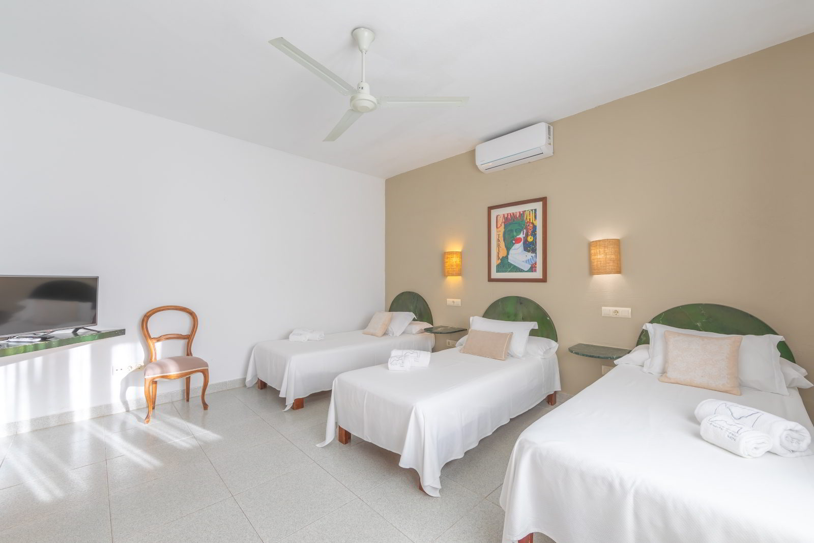 Dormitorio familiar grande con tres camas individuales y armario empotrado