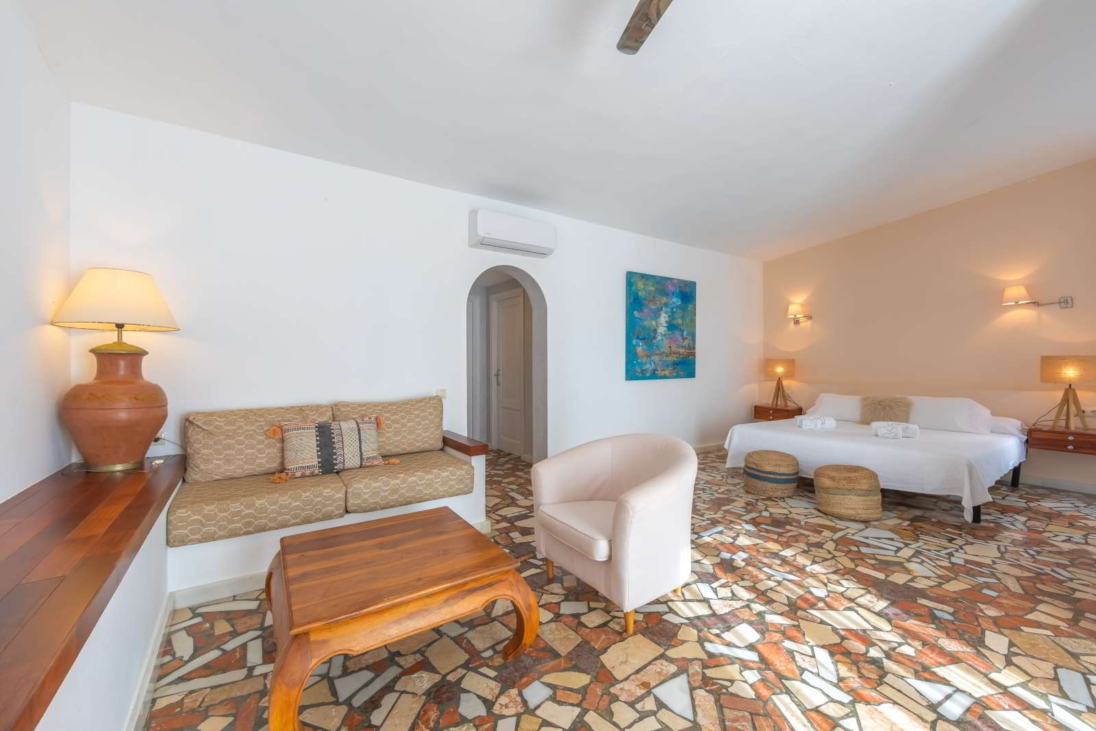 Vista general de habitación familiar con zona de estar, dormitorio integrado y acceso directo a terraza privada en Hotel Punta Sur.
